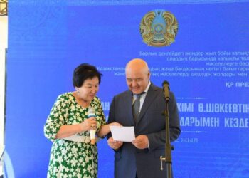 Ө.ШӨКЕЕВКЕ СУРЕТІН СЫЙЛАДЫ