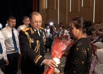 ГЕНЕРАЛ М.ҚАБДЕНОВ ҚЫЗМЕТ БАБЫНДА ҚАЙТЫС БОЛҒАН ПОЛИЦЕЙЛЕРДІҢ ЖҰБАЙЛАРЫНА МЕРЕКЕЛІК СЫЙЛЫҚТАР ТАБЫСТАДЫ