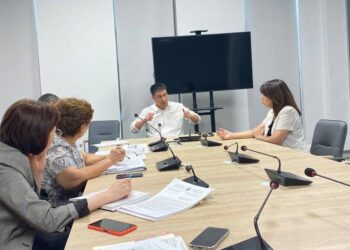 МҮМКІНДІГІ ШЕКТЕУЛІ АЗАМАТ БІР КҮНГЕ БАСҚАРМА БАСШЫСЫНЫҢ ОРНЫНА ЖҰМЫС ІСТЕП КӨРДІ