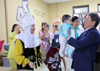 ШЫМКЕНТТЕ КӨПБАЛАЛЫ АНАЛАР ТІГІН ТІГУДІ ТЕГІН ҮЙРЕНУДЕ