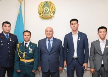 Ө.ШӨКЕЕВ БЕЙБІТ КҮНІҢ БАТЫРЛАРЫНА ҚҰРМЕТ КӨРСЕТТІ