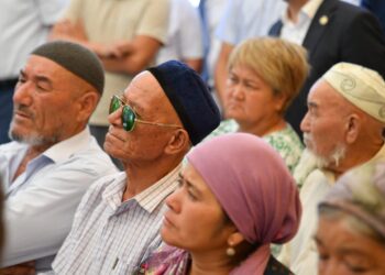 ӨМІРЗАҚ ШӨКЕЕВ САУРАНДЫҚТАРМЕН КЕЗДЕСТІ