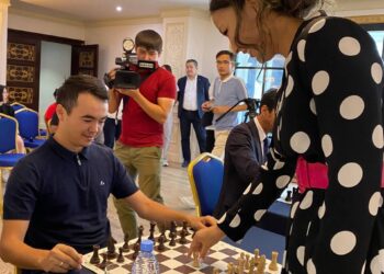 ГРОССМЕЙСТЕР ТУРИСТІК САЛА ӨКІЛДЕРІМЕН БІР СЕАНСТЫҚ ОЙЫН ӨТКІЗДІ