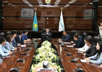 БЕЛСЕНДІ ЖАСТАР ӘКІММЕН КЕЗДЕСТІ