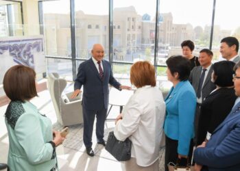 ӨМІРЗАҚ ШӨКЕЕВ ҰСТАЗДАРҒА ЖАҢАРҒАН ТҮРКІСТАНДЫ КӨРСЕТІП, ЖОБАЛАРДЫ ТАНЫСТЫРДЫ