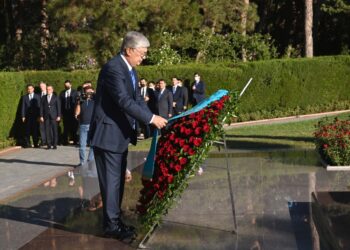 ҚАСЫМ-ЖОМАРТ ТОҚАЕВ ӘЗЕРБАЙЖАННЫҢ ЖАЛПЫҰЛТТЫҚ КӨШБАСШЫСЫНЫҢ БЕЙІТІНЕ ГҮЛ ШОҒЫН ҚОЙДЫ