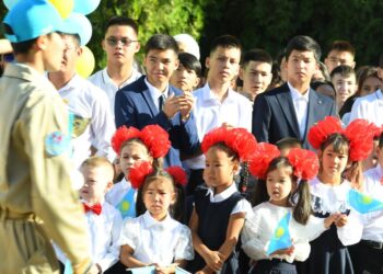 МЕГАПОЛИСТЕ ҮШ АУЫСЫМДЫ МЕКТЕПТЕР САНЫ ҚЫСҚАРУДА