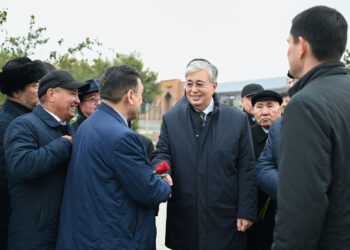 МЕМЛЕКЕТ БАСШЫСЫ МҰХТАР ӘУЕЗОВ ПЕН ҚАЙЫМ МҰХАМЕДХАНОВҚА ЕСКЕРТКІШ АШТЫ