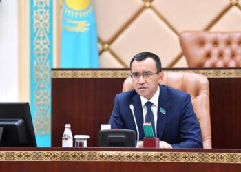 СЕНАТОРЛАР ӨРТТЕН ЗАРДАП ШЕККЕНДЕРГЕ КӨМЕК РЕТІНДЕ БІР КҮНДІК ЖАЛАҚЫЛАРЫН АУДАРАДЫ