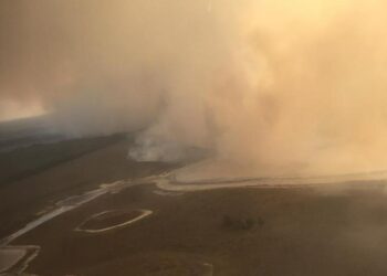 ҚОСТАНАЙ ОБЛЫСЫНДА БІР ТӘУЛІКТЕН БЕРІ ӨРТ СӨНДІРІЛІП, АДАМДАР ҚАУІПСІЗ АУМАҚҚА КӨШІРІЛІП ЖАТЫР