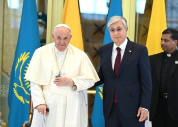ПРЕЗИДЕНТ ҚАСЫМ-ЖОМАРТ ТОҚАЕВ РИМ ПАПАСЫ ФРАНЦИСКТІ ЕЛОРДА ӘУЕЖАЙЫНДА ӨЗІ ҚАРСЫ АЛДЫ