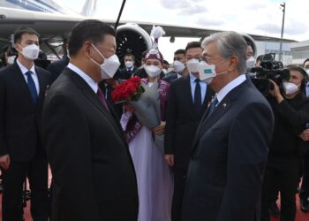 ПРЕЗИДЕНТ ҚАСЫМ-ЖОМАРТ ТОҚАЕВ ҚХР ТӨРАҒАСЫ СИ ЦЗИНЬПИНДІ ЕЛОРДА ӘУЕЖАЙЫНДА ҚАРСЫ АЛДЫ