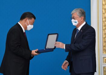 МЕМЛЕКЕТ БАСШЫСЫ ҚАСЫМ-ЖОМАРТ ТОҚАЕВ СИ ЦЗИНЬПИНДІ «АЛТЫН ҚЫРАН» ОРДЕНІМЕН НАГРАДТАДЫ