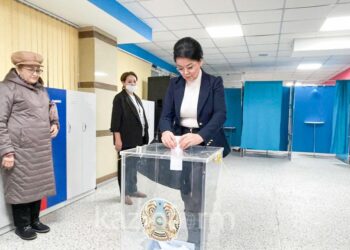 САЛТАНАТ ТҰРСЫНБЕКОВА САЙЛАУДА ДАУЫС БЕРДІ