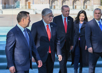 МЕМЛЕКЕТ БАСШЫСЫ САМАРҚАНД ҚАЛАСЫНДАҒЫ «РЕГИСТАН» АЛАҢЫНДА ТАЛ ЕГУ ШАРАСЫНА ҚАТЫСТЫ