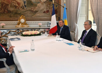 ПРЕЗИДЕНТ ФРАНЦУЗ ХАЛЫҚАРАЛЫҚ ҚАТЫНАСТАР ИНСТИТУТЫНЫҢ НЕГІЗІН ҚАЛАУШЫ ТЬЕРРИ ДЕ МОНБРИАЛЬМЕН КЕЗДЕСТІ