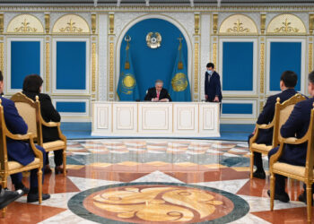 МЕМЛЕКЕТ БАСШЫСЫ БІРҚАТАР ЗАҢҒА ЖАРИЯ ТҮРДЕ ҚОЛ ҚОЙДЫ