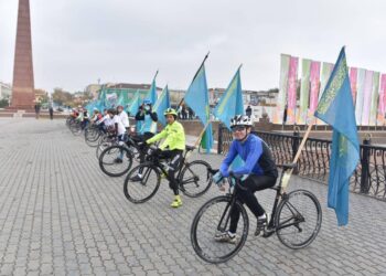 ШЫМКЕНТТЕ РЕСПУБЛИКА КҮНІНДЕ КӨК БАЙРАҒЫМЫЗ БИІКТЕ ЖЕЛБІРЕДІ