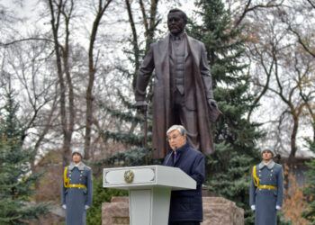 ПРЕЗИДЕНТ АХМЕТ БАЙТҰРСЫНҰЛЫ ЕСКЕРТКІШІНІҢ АШЫЛУ РӘСІМІНЕ ҚАТЫСТЫ