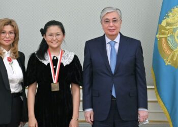 МЕМЛЕКЕТ БАСШЫСЫ ШАХМАТТАН ӘЛЕМ ЧЕМПИОНАТЫНДА АЛТЫН МЕДАЛЬ ЖЕҢІП АЛҒАН БИБІСАРА АСАУБАЕВАНЫ ҚҰТТЫҚТАДЫ