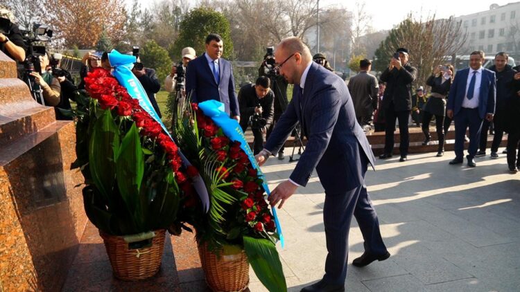 ТАШКЕНТТЕ АБАЙ ҚҰНАНБАЙҰЛЫНЫҢ ШЫҒАРМАШЫЛЫҒЫНА АРНАЛҒАН КӨРМЕ АШЫЛДЫ