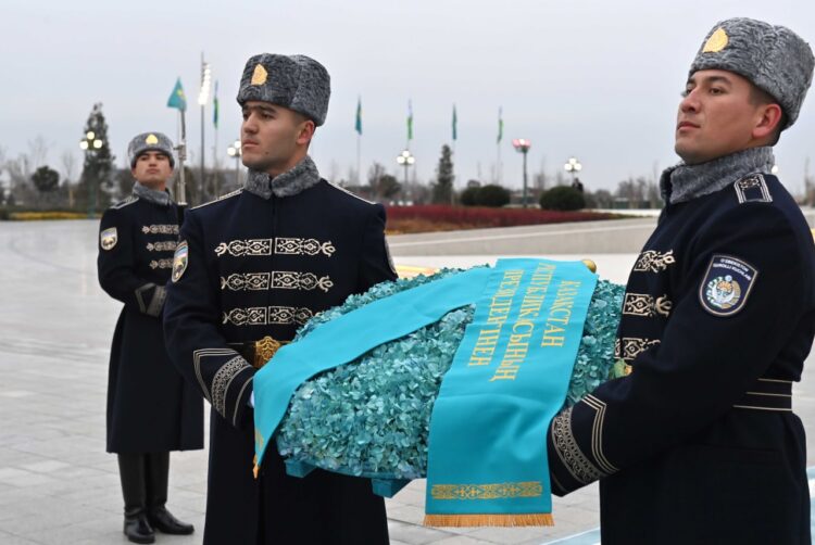 ПРЕЗИДЕНТ ТАШКЕНТ ҚАЛАСЫНЫҢ «ЯНГИ УЗБЕКИСТОН» САЯБАҒЫНДАҒЫ «ТӘУЕЛСІЗДІК» МОНУМЕНТІНЕ ГҮЛ ШОҒЫН ҚОЙДЫ