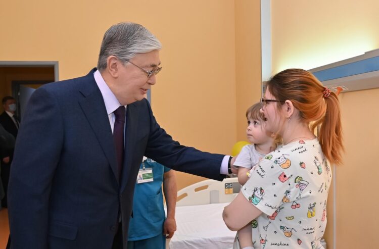 МЕМЛЕКЕТ БАСШЫСЫ АНА МЕН БАЛА ҰЛТТЫҚ ҒЫЛЫМИ ОРТАЛЫҒЫНА БАРДЫ