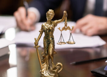 «САЙРАМ-ӨГЕМ» ҰЛТТЫҚ ПАРКІНІҢ ДИРЕКТОРЫ МЕН БІРНЕШЕ ҚЫЗМЕТКЕРІ ПАРА АЛДЫ ДЕГЕН КҮДІКПЕН ҰСТАЛДЫ