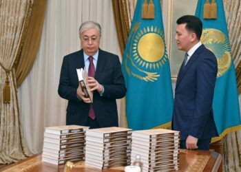 МЕМЛЕКЕТ БАСШЫСЫ САЯСИ ҚУҒЫН-СҮРГІН ҚҰРБАНДАРЫ ТУРАЛЫ КӨПТОМДЫҚ КІТАППЕН ТАНЫСТЫ