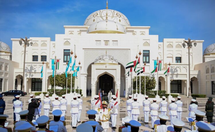 МЕМЛЕКЕТ БАСШЫСЫ ҚАСЫМ-ЖОМАРТ ТОҚАЕВТЫ БІРІККЕН АРАБ ӘМІРЛІКТЕРІ ПРЕЗИДЕНТІНІҢ «ӘЛ-УАТАН» САРАЙЫНДА САЛТАНАТТЫ ҚАРСЫ АЛУ РӘСІМІ ӨТТІ