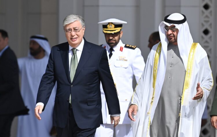 МЕМЛЕКЕТ БАСШЫСЫ ҚАСЫМ-ЖОМАРТ ТОҚАЕВТЫ БІРІККЕН АРАБ ӘМІРЛІКТЕРІ ПРЕЗИДЕНТІНІҢ «ӘЛ-УАТАН» САРАЙЫНДА САЛТАНАТТЫ ҚАРСЫ АЛУ РӘСІМІ ӨТТІ