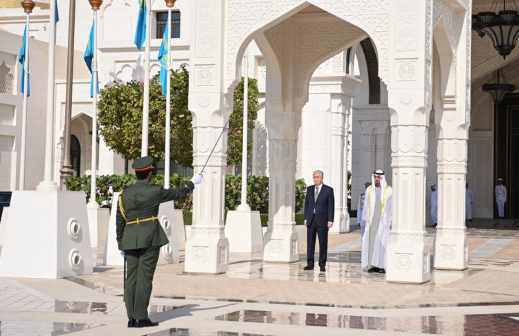 МЕМЛЕКЕТ БАСШЫСЫ ҚАСЫМ-ЖОМАРТ ТОҚАЕВТЫ БІРІККЕН АРАБ ӘМІРЛІКТЕРІ ПРЕЗИДЕНТІНІҢ «ӘЛ-УАТАН» САРАЙЫНДА САЛТАНАТТЫ ҚАРСЫ АЛУ РӘСІМІ ӨТТІ