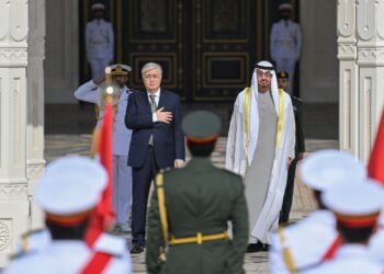 МЕМЛЕКЕТ БАСШЫСЫ ҚАСЫМ-ЖОМАРТ ТОҚАЕВТЫ БІРІККЕН АРАБ ӘМІРЛІКТЕРІ ПРЕЗИДЕНТІНІҢ «ӘЛ-УАТАН» САРАЙЫНДА САЛТАНАТТЫ ҚАРСЫ АЛУ РӘСІМІ ӨТТІ