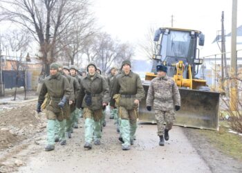 ҚАРУЛЫ КҮШТЕРДІҢ ӘСКЕРИ ҚЫЗМЕТШІЛЕРІ АУЫЛ ТҰРҒЫНДАРЫНА КӨМЕККЕ КЕЛДІ