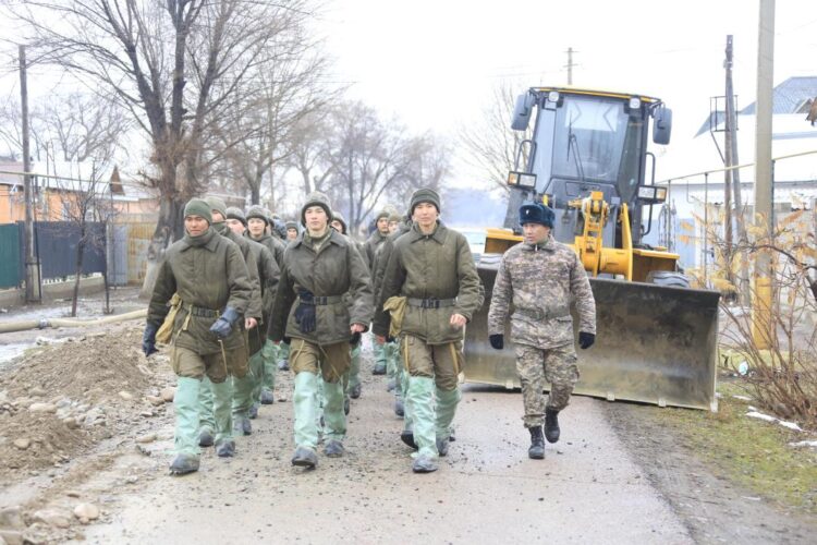 ҚАРУЛЫ КҮШТЕРДІҢ ӘСКЕРИ ҚЫЗМЕТШІЛЕРІ АУЫЛ ТҰРҒЫНДАРЫНА КӨМЕККЕ КЕЛДІ