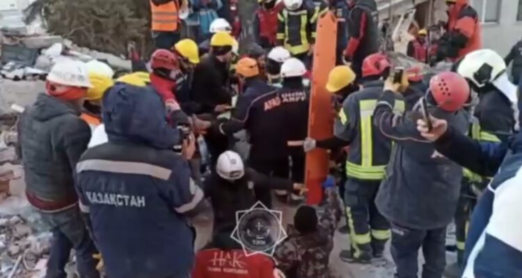 ТҮРКИЯДАҒЫ ҚАЗАҚСТАНДЫҚ ҚҰТҚАРУШЫЛАР ҮЙІНДІ АСТЫНАН 3 АДАМДЫ АМАН АЛЫП ҚАЛДЫ