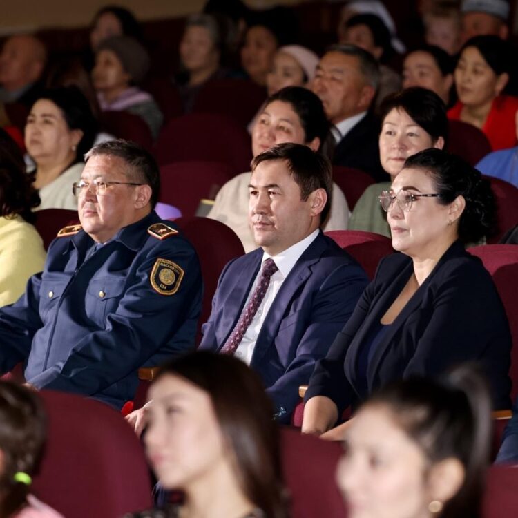 ӘКІМ МЕРЕКЕМЕН ҚҰТТЫҚТАДЫ