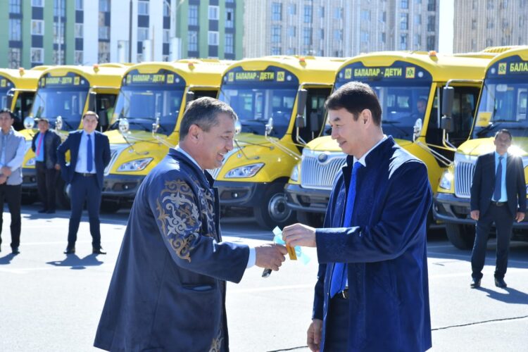 ТҮРКІСТАН ОБЛЫСЫНЫҢ МЕКТЕПТЕРІНЕ 71 ЖАҢА АВТОБУС ТАПСЫРЫЛДЫ