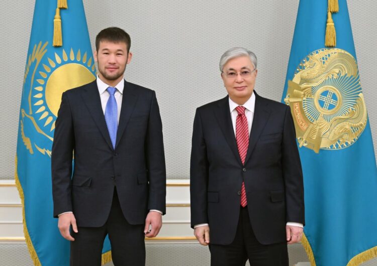 МЕМЛЕКЕТ БАСШЫСЫ АРАЛАС ЖЕКПЕ ЖЕК ШЕБЕРІ ШАВКАТ РАХМОНОВТЫ ҚАБЫЛДАДЫ