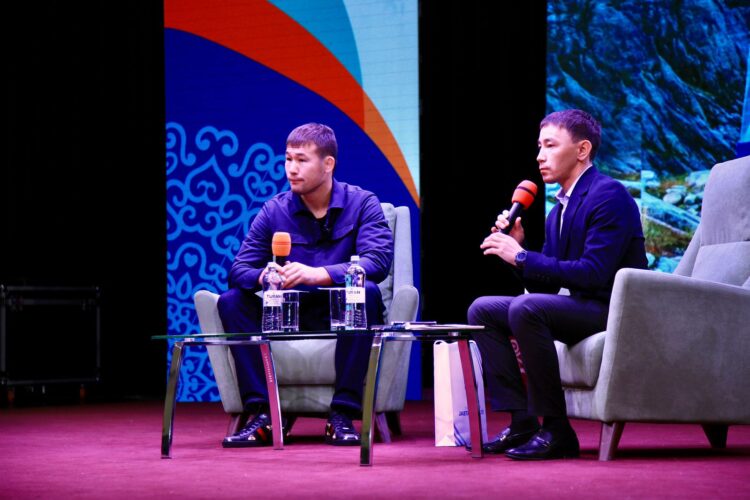 ШАВКАТ РАХМОНОВ ТҮРКІСТАН ЖАСТАРЫМЕН КЕЗДЕСТІ