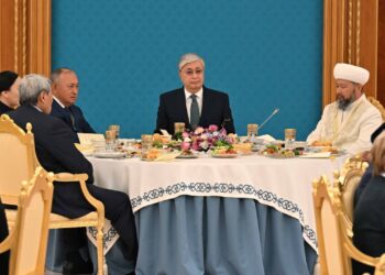 ПРЕЗИДЕНТ ҰЛТТЫҚ КИІМДІ НАУРЫЗ МЕЙРАМЫНАН ТЫС КҮНДЕРІ ДЕ КИІП ЖҮРУГЕ ШАҚЫРДЫ