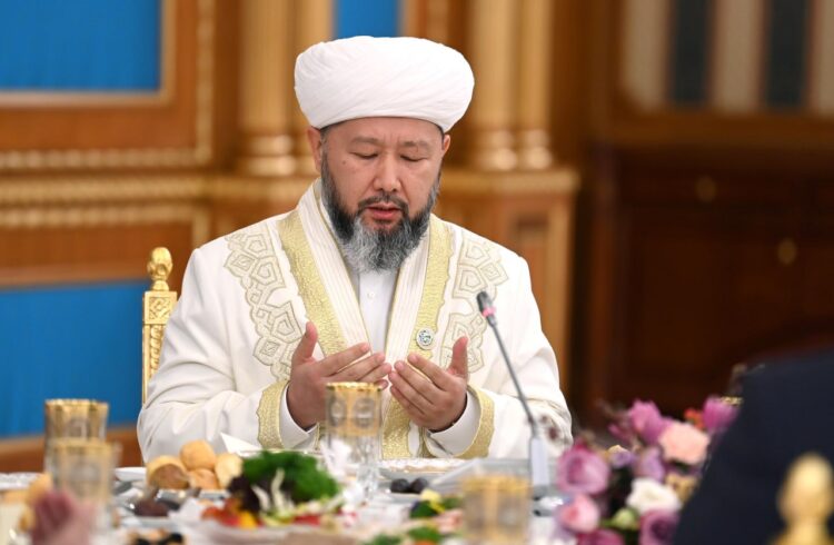 ПРЕЗИДЕНТ ҰЛТТЫҚ КИІМДІ НАУРЫЗ МЕЙРАМЫНАН ТЫС КҮНДЕРІ ДЕ КИІП ЖҮРУГЕ ШАҚЫРДЫ