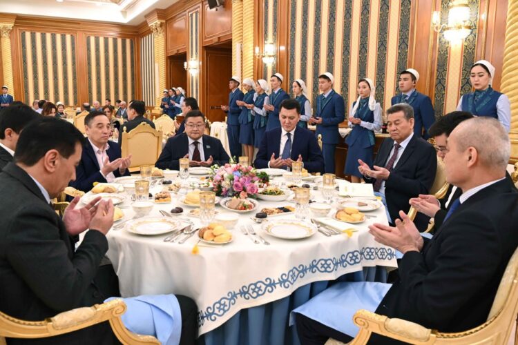 ПРЕЗИДЕНТ ҰЛТТЫҚ КИІМДІ НАУРЫЗ МЕЙРАМЫНАН ТЫС КҮНДЕРІ ДЕ КИІП ЖҮРУГЕ ШАҚЫРДЫ