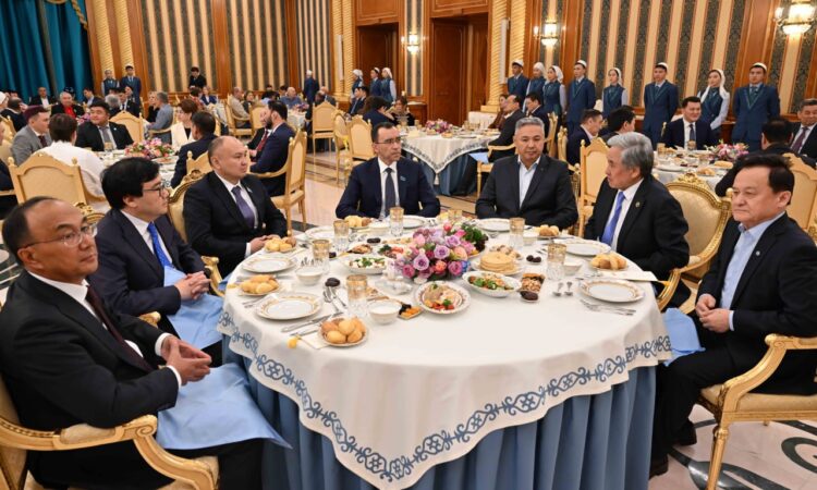 ПРЕЗИДЕНТ ҰЛТТЫҚ КИІМДІ НАУРЫЗ МЕЙРАМЫНАН ТЫС КҮНДЕРІ ДЕ КИІП ЖҮРУГЕ ШАҚЫРДЫ