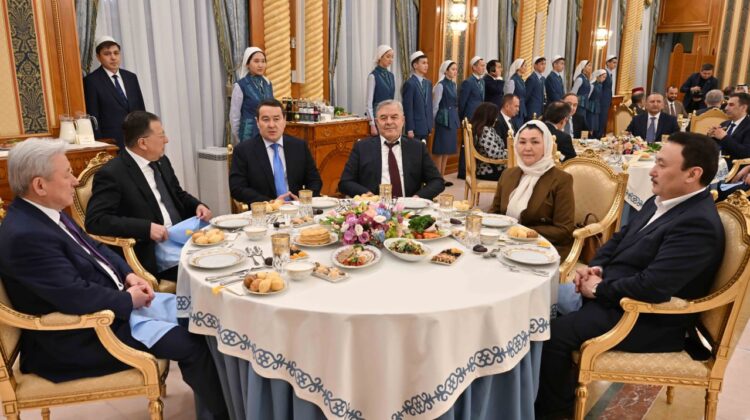 ПРЕЗИДЕНТ ҰЛТТЫҚ КИІМДІ НАУРЫЗ МЕЙРАМЫНАН ТЫС КҮНДЕРІ ДЕ КИІП ЖҮРУГЕ ШАҚЫРДЫ