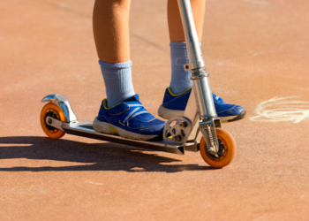 МӘЖІЛІС ЭЛЕКТР САМОКАТТЫҢ ЖОЛДАҒЫ ЖЫЛДАМДЫҒЫНА ҚАТЫСТЫ ЗАҢДЫ ҚАБЫЛДАДЫ