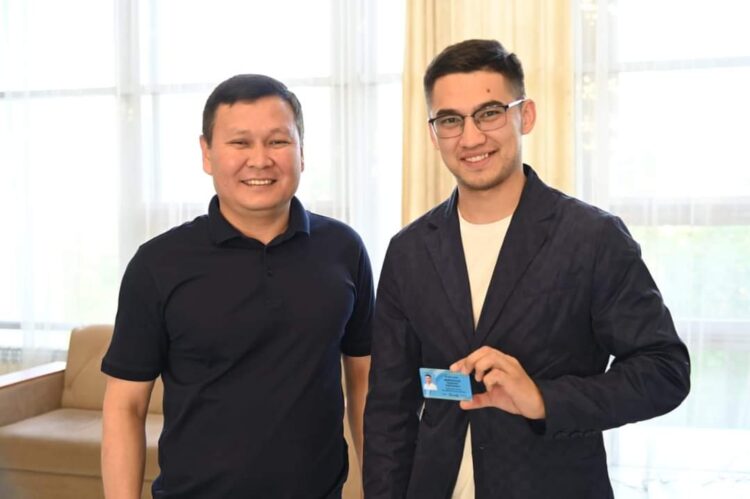 АССАМБЛЕЯ МҮШЕЛЕРІНЕ САЛТАНАТТЫ ЖАҒДАЙДА КУӘЛІКТЕР ТАПСЫРЫЛДЫ