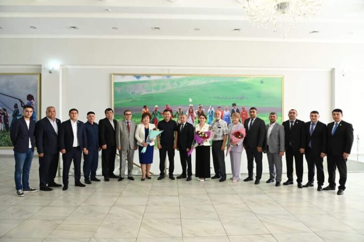 АССАМБЛЕЯ МҮШЕЛЕРІНЕ САЛТАНАТТЫ ЖАҒДАЙДА КУӘЛІКТЕР ТАПСЫРЫЛДЫ