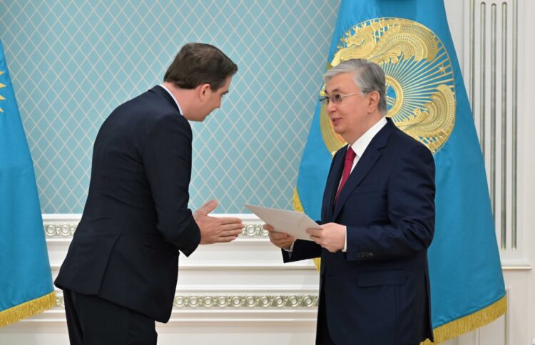 МЕМЛЕКЕТ БАСШЫСЫ ҚАЗАҚСТАН-ФРАНЦИЯ ҮКІМЕТАРАЛЫҚ КОМИССИЯСЫНЫҢ ТЕҢ ТӨРАҒАСЫ ОЛИВЬЕ БЕШТТІ ҚАБЫЛДАДЫ