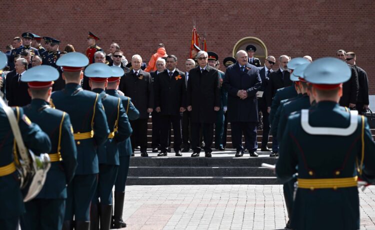ҚАСЫМ-ЖОМАРТ ТОҚАЕВ ЖЕҢІС КҮНІНЕ АРНАЛҒАН ӘСКЕРИ ПАРАДҚА БАРДЫ